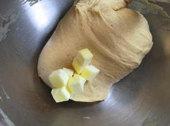 step6: 成團後慢慢加入切成小丁的室溫奶油，共攪打約15分鐘，至可撐起薄膜的狀態