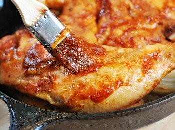 step7: 取醬汁鍋將醃料煮滾後稍稍放涼，刷上雞大腿背面，續烤10分鐘