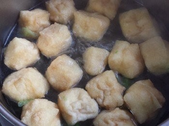 step2: 娃娃菜洗淨切小塊，豆卜切成小塊，備用。