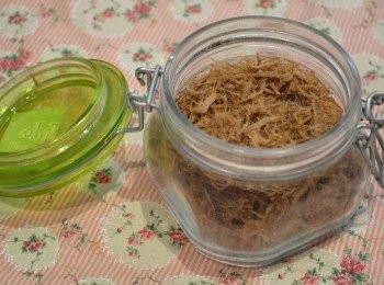 step6: 炒好的乾肉絲，常溫放入密封盒一兩個星期也不會變壞的。