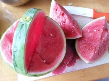 step2: 切去西瓜兩邊,刮去上邊中間部份,令西瓜形成花籃形狀