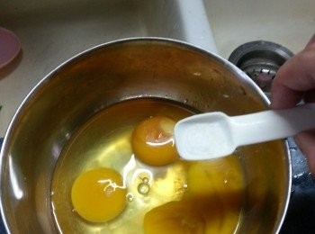 step5: 雞蛋用半茶匙鹽用打蛋器發打成蛋漿.