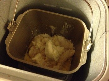 step2: 中種麵團完成後, 就準備主麵團, 把所有材料倒入桶內 (除了牛油), 中種撕碎後也放進桶內, 然後開麵團模式, 到10分鐘左右(聽到啪啪聲), 打開機蓋放進牛油, 然後蓋上直至完成模式