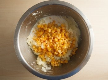 step5: 接著加入愛之味黃金玉米粒、洋蔥丁、鮮奶油、帕瑪森起司粉、鹽巴與糖並攪拌均勻。