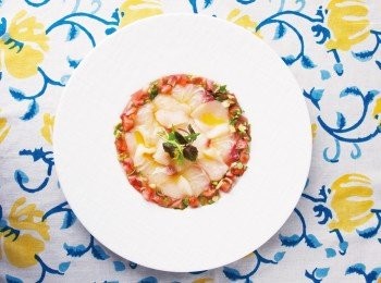 step3: 將鯛魚與帆立貝柱從2取出，擺盤，再將剩下的2排在邊緣。以畫 圈的方式淋上橄欖油，最後用綜合嫩葉生菜點綴。