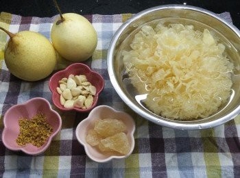 step1: 1.      雪耳預先用水浸軟，剪去中間深黃色較硬部分，其餘既剪碎

2.      桂花乾用小小水先浸

3.      雪梨去皮去核, 切件

4.      浸洗南北杏 & 無花果