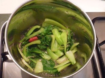 step3: 再開火倒入昆布柴魚高湯煮滾,收乾到5成時先放入步驟1的莖.蓋鍋蓋燜煮顏色變亮後放入步驟1的葉片,邊拌邊加熱煮至葉片夠熟.