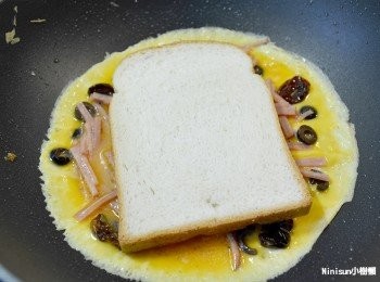 step9: 接著將吐司塗抹醬料的那面朝下放在蛋液上