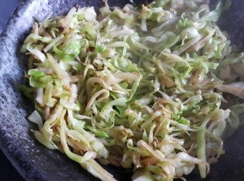 step5: 椰菜同樣用蒜頭，少少薑絲爆炒至軟身，上碟稍為放涼