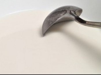 step2: 兩種粉類一起搞勻，用4分之一的水，調好。