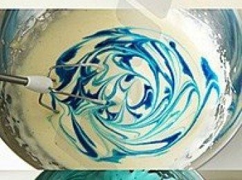 step2: 雞蛋和糖粉一起隔熱水用打蛋器高速打發15分鐘，直到表面形成紋路且不會消失。