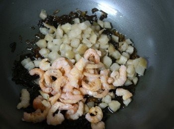 step4: 將乾蝦仁及菜脯放入翻炒一下，之後撈出備用。