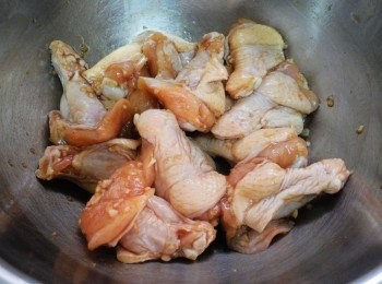 step2: 2.雞翅腿洗淨擦乾水份ˊ以<span class="group_2">醃料</span>醃漬入味備用。
(可以前一天先處理醃漬ˊ會更入味喔)