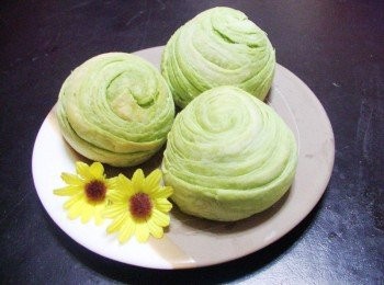 step15: 15.香酥好吃的抹茶蔓越莓螺旋卷就完成囉~~