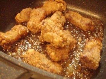 step9: 將炸好的排骨回鍋快速和<span class="group_3">調味</span>醬汁拌勻，然後灑上白芝麻即可