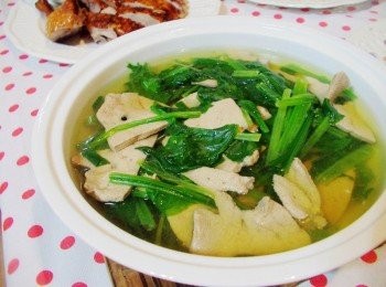 step6: 豬肝先漂燙可以去掉雜質ˊ也可以在真正 下鍋煮時ˊ 更好控制它的鮮嫩度。 另一方面ˊ湯完成也會比較清澈乾淨ˊ不會太渾濁ˊ 蔬菜類最好都先沖洗乾淨再處理成適當大小ˊ 不要先切再洗ˊ這樣營養成份會流失哦~ 提供大家參考~