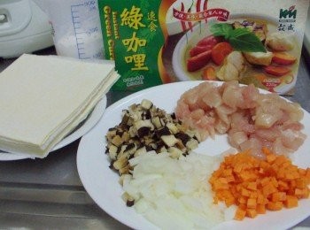 step1: 先準備好所需<span class="group_1">材料</span>ˊ並全部切成細丁狀備用ˊ 起酥皮從冷凍取出ˊ讓它稍為回軟以利操作