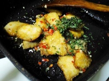 step7: 擺入完成鯛魚塊和香蜂草ˊ快速拌勻即可