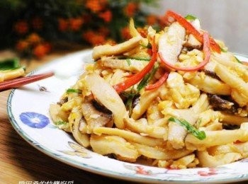 step6: 菇類在料理前先煸出多餘水份ˊ除了口感比較好ˊ 不會有菇腥味ˊ一方面可讓後續味道更融入喔。 看似較麻煩的動作ˊ但和直接下鍋味道口感可是大大不同ˊ 有機會一定要自己試試兩者間差別ˊ 相信可以品嚐到風味再提升的菇類料理。