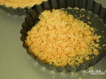 step2: <span class="group_1">塔皮</span>融化的無鹽奶油倒入餅乾碎屑中混合均勻，分成4份倒入4吋塔盤。