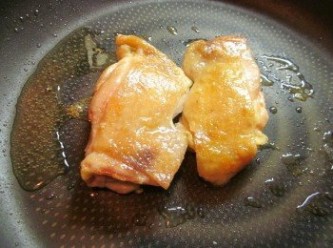 step1: 雞腿兩面灑上少許塩,平底鍋不需放油,雞皮朝下煎香煎熟(可蓋鍋蓋較易熟)撈起切塊備用