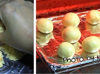 step4: 其實到最後這麵糰會是帶點濕度的
於烤盤上刷層油，再一顆顆的搓成湯圓似的
擺放在烤盤上送進預熱好的烤箱中烘烤