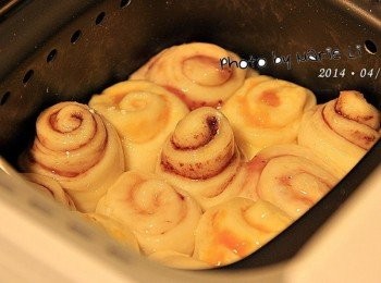 step11: 有了先前烘烤過《鹹麵包》的餘溫 《蒸麵包》只要等待機器冷卻 (約三十分鐘) 即可為麵糰刷上蛋液 進行 Mode22 《蒸麵包模式》開始烘烤