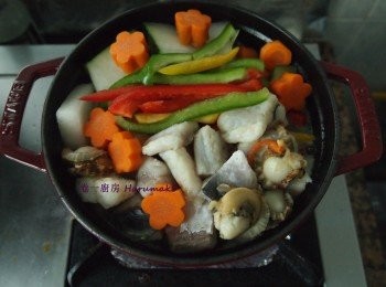 step4: -注入清湯, 冬瓜,甘筍, 三色椒, 中慢火上蓋煲15分鐘