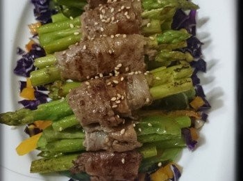 step5: 5.上碟加灑上芝麻配上日本燒肉汁食用即可。