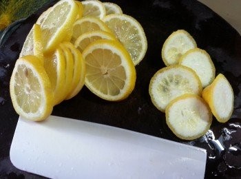 step2: 檸檬切去頭尾部份再切成片(頭尾部份可放於雪櫃作吸味用途)