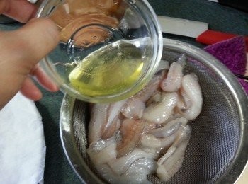 step4: 九肚魚用調味料醃30分鐘，倒入半隻蛋白拌勻
