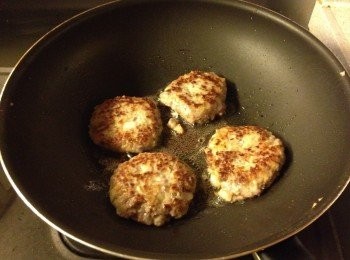 step6: 下鑊大火煎至兩邊金黃, 然後轉中小火蓋上焗5分鐘, 漢堡扒完成