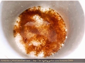 將黑木耳養生露取代水，倒在白米上，並稍微攪拌一下。