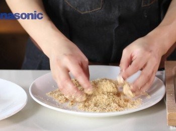 step4: 將蝦丸沾滿榛子碎。