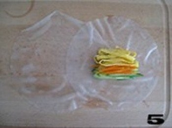 step5: 取出泡好的米紙皮，將薄荷葉、蝦仁、黃瓜絲、雞蛋絲、胡蘿蔔絲、生菜放入其中