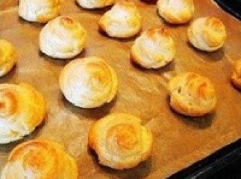 step13: 當泡芙膨脹起來後，把溫度降低到180度，繼續烤10-15分鐘，直至表面微金黃