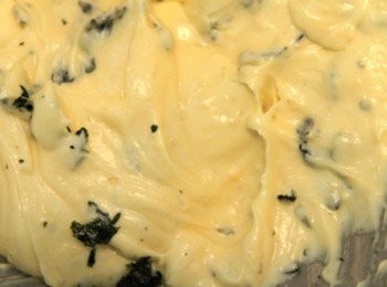 step3: 麵粉過篩後，分三次將加入奶油霜中攪拌均勻，4、 加入芝士粉拌勻，將海苔捏成細碎狀，拌入奶油霜麵糊中