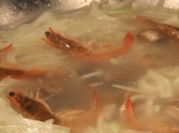 step3: 待蛤蜊開口、鮮蝦轉紅熟後加白胡椒粉與鹽適量調味後，灑上蔥花即可起鍋