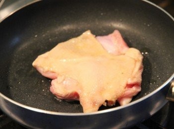 step2: 平底鍋加熱，放入雞腿肉(皮朝下)先煎，灑上黑胡椒、少許鹽，將兩面煎至焦黃取出放入鋁箔紙留有空隙將雞腿肉包覆靜置一會兒，原鍋放入培根煎至焦香酥脆取幾片切絲備用。