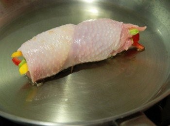 step3: 平底鍋倒少許橄欖油加熱後放入雞肉捲，接縫處先煎定型後，小火將雞肉捲煎熟成金黃色澤，用竹籤順利穿過雞肉捲即代表已熟透，取出放入盤中靜置一會