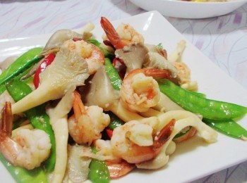 step6: 這類快炒菜沒什麼特別訣竅， 只要配料先爆香， 什麼蔬菜希望什麼口感，沒什麼先後順序的， 就依喜好放入就好， 倒是蝦子，如果可以，就買回自己撥， 並留下尾巴的蝦殼，那是鮮味的來源， 會比整隻扒光的蝦子來的有味道喔~ 隨性的準備料理，開心的吃， 我們並不打算考職照，證照， 就開心就好...."料理"真的沒那麼嚴肅的~~