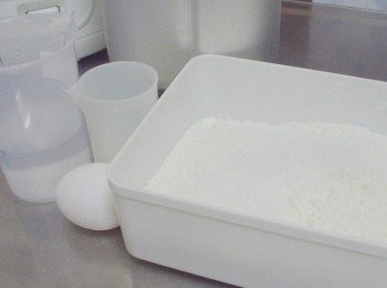 step1: [做法] 1.先準備好<span class="group_1">披薩餅皮材料</span>