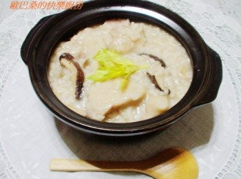 step13: 芋頭鬆軟和粥超溶合ˊ搭配蝦米香菇自然清香ˊ讓人一碗接一碗 冷冷的天氣簡單煮鍋粥ˊ一鍋搞定ˊ 簡單美味ˊ這就是幸福的味道。 芋頭可根據喜好決定料理方式ˊ我喜歡和粥你濃我濃相溶合ˊ (一方面也懶得再多道手續炸芋頭) 如果希望它保有完整塊狀可先炸過處理哦。