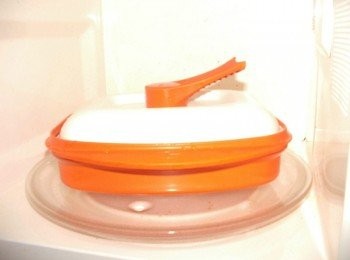 step7: 送微波ˊ強微波約8~10分鐘ˊ然後取出再擠上<span class="group_3">調味B</span>少許檸檬汁即可