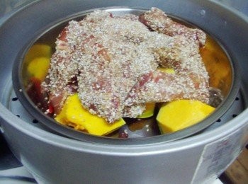 step5: 電鍋放入米杯水3杯ˊ放上蒸架ˊ完成再略悶10分鐘即可