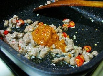 step4: 然後加入辣豆瓣醬拌炒均勻ˊ嗆入米酒ˊ糖<span class="group_3">調味</span>ˊ 並加酌量的水增加濕潤度