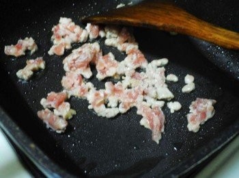 step2: 熱鍋後加入少許油ˊ將絞肉炒香炒鬆散