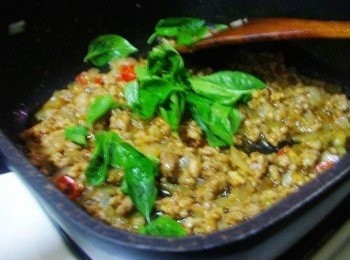 step5: 完成前再加入羅勒葉ˊ熄火拌勻