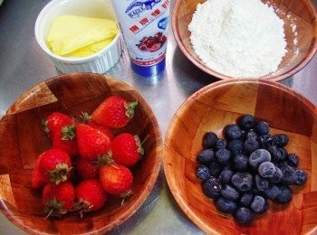 step1: 先準備好所需<span class="group_1">材料</span>如照片圖...水果也可依喜好變化ˊ 鬆餅粉如果不想另外準備ˊ可用低筋麵粉搭配上糖和肉桂粉味道也很棒