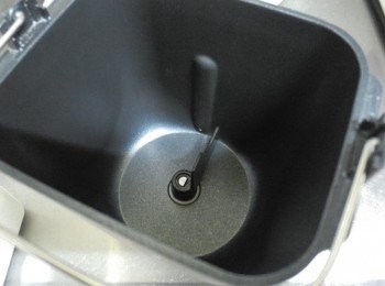 step4: Panasonic製麵包機ˊ裝上麵包用葉片ˊ 依續放入奶油/奶油乳酪/細砂糖和雞蛋